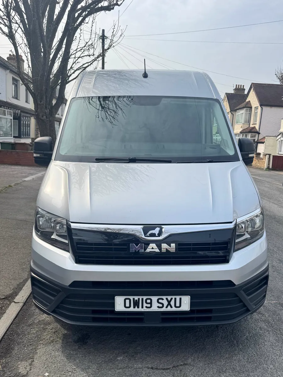 Front view of the high-roof MAN TGE van used for student and luggage moves